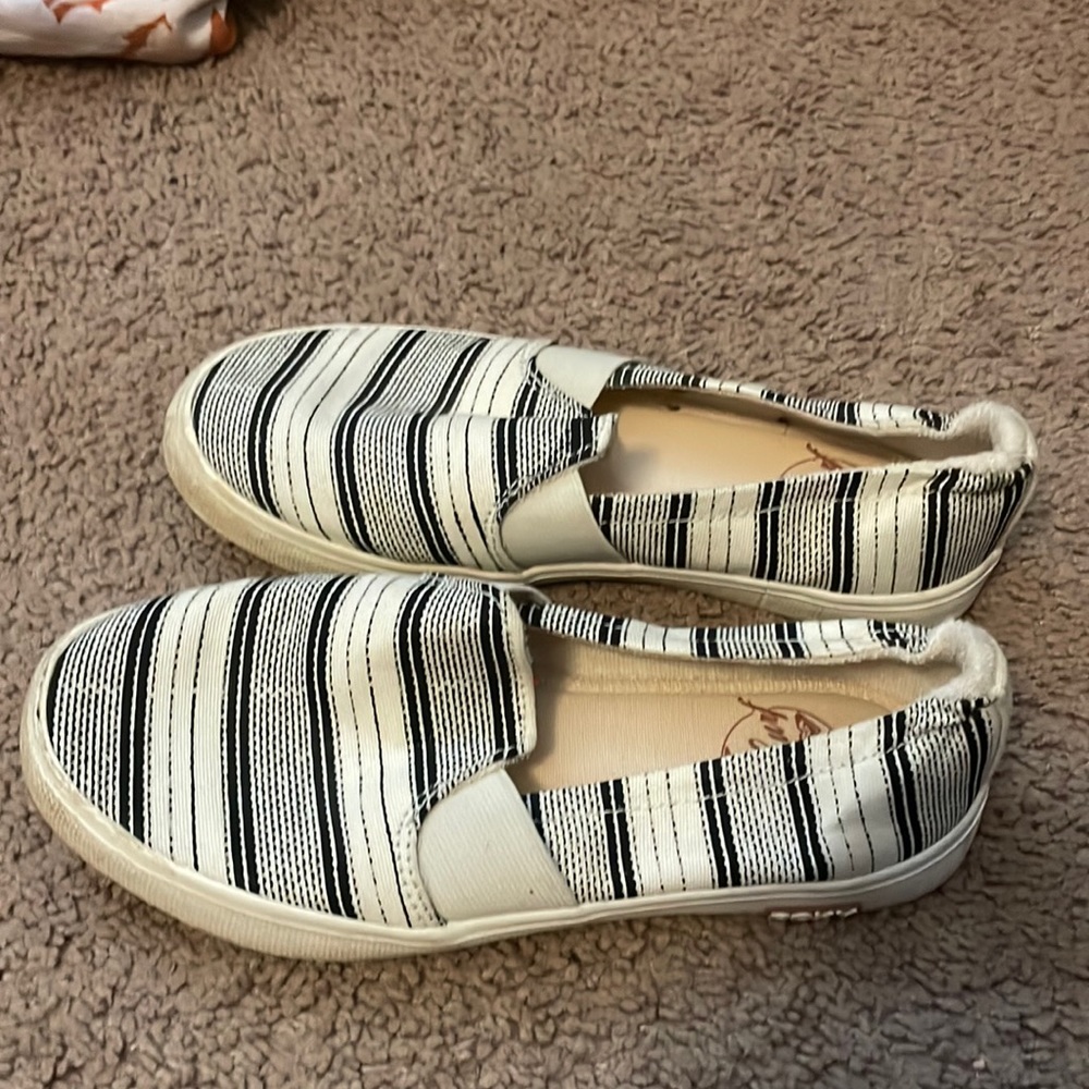 Roxy size 6 slip on sneakers